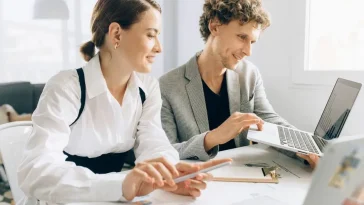Delegasi tanpa micromanagement: Ilustrasi para profesional yang sedang diskusi.
