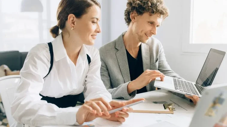 Delegasi tanpa micromanagement: Ilustrasi para profesional yang sedang diskusi.