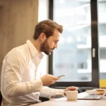 Fractional career: Ilustrasi profesional eksekutif sedang melakukan pekerjaannya di sebuah kantor.