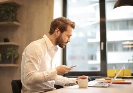 Fractional career: Ilustrasi profesional eksekutif sedang melakukan pekerjaannya di sebuah kantor.