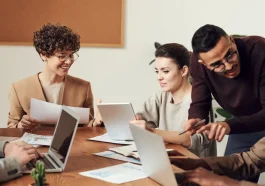 Fractional executive: Ilustrasi para profesional sedang meeting untuk pekerjaan mereka
