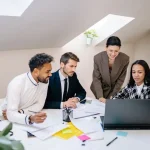 Fractional executive vs konsultan: Ilustrasi profesional yang sedang casual meeting di kantor.
