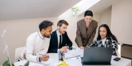 Fractional executive vs konsultan: Ilustrasi profesional yang sedang casual meeting di kantor.
