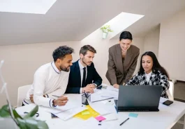 Fractional executive vs konsultan: Ilustrasi profesional yang sedang casual meeting di kantor.