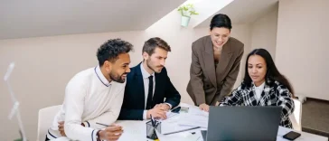 Fractional executive vs konsultan: Ilustrasi profesional yang sedang casual meeting di kantor.