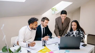 Fractional executive vs konsultan: Ilustrasi profesional yang sedang casual meeting di kantor.