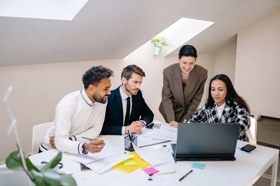 Fractional executive vs konsultan: Ilustrasi profesional yang sedang casual meeting di kantor.