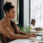 Strategi Networking LinkedIn: Ilustrasi seorang profesional sedang fokus dengan pekerjaannya di kantor.