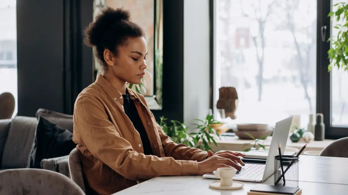 Networking LinkedIn: Ilustrasi seorang profesional sedang fokus dengan pekerjaannya di kantor. 