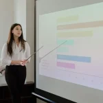 Tarif fractional executive indonesia: Ilustrasi profesional yang sedang presentasikan ide menggunakan data.
