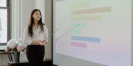 Tarif fractional executive indonesia: Ilustrasi profesional yang sedang presentasikan ide menggunakan data.