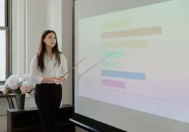 Tarif fractional executive indonesia: Ilustrasi profesional yang sedang presentasikan ide menggunakan data.