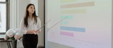 Tarif fractional executive indonesia: Ilustrasi profesional yang sedang presentasikan ide menggunakan data.