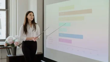 Tarif fractional executive indonesia: Ilustrasi profesional yang sedang presentasikan ide menggunakan data.
