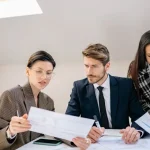 Angel investor mereview dokumen SAFE dan convertible note bersama penasihat hukum