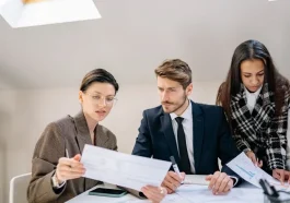 Angel investor mereview dokumen SAFE dan convertible note bersama penasihat hukum