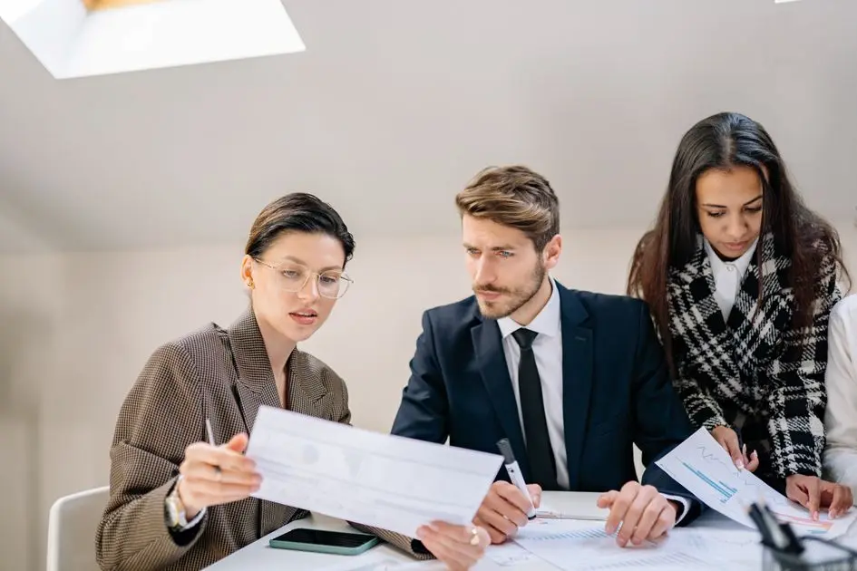 Angel investor mereview dokumen SAFE dan convertible note bersama penasihat hukum