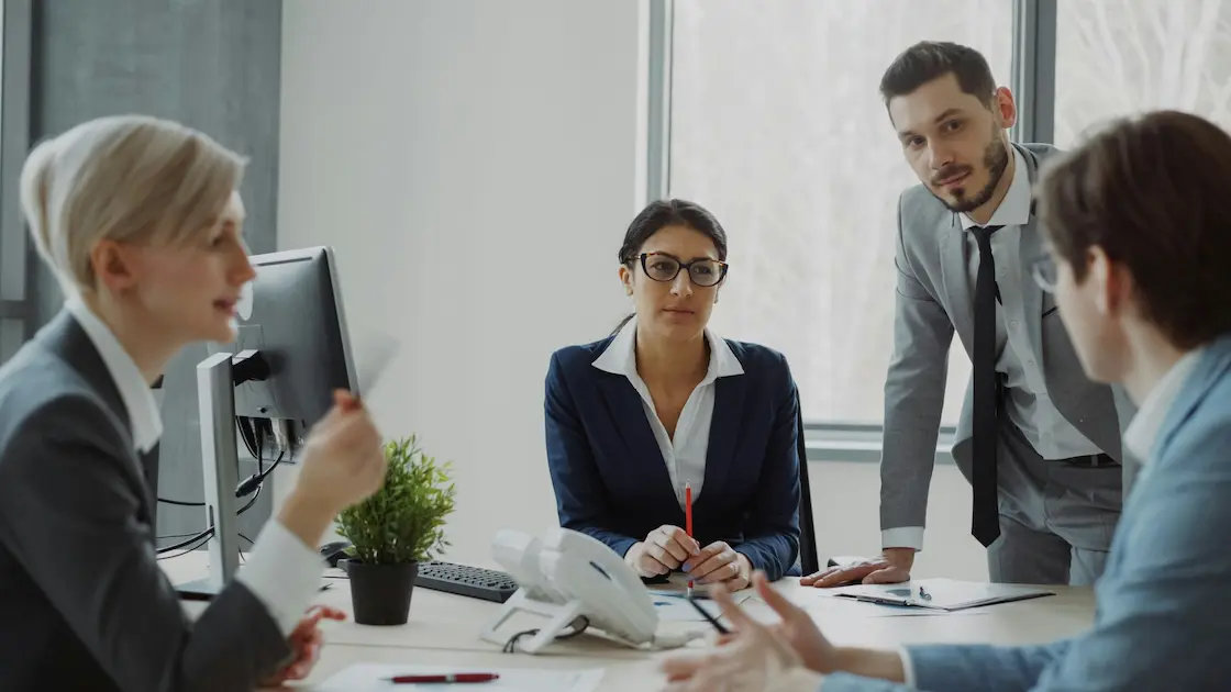 Angel investor mendiskusikan investasi startup tahap awal dengan founder