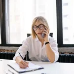 Apa itu portfolio career - ilustrasi profesional senior mengelola beberapa peran karier sekaligus
