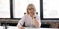 Apa itu portfolio career - ilustrasi profesional senior mengelola beberapa peran karier sekaligus