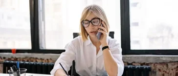 Apa itu portfolio career - ilustrasi profesional senior mengelola beberapa peran karier sekaligus