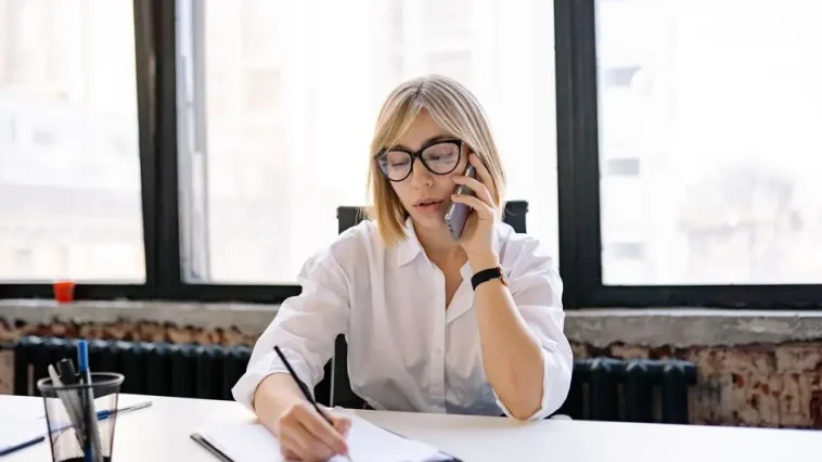Apa itu portfolio career - ilustrasi profesional senior mengelola beberapa peran karier sekaligus