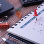 Kalender kerja penuh jadwal meeting yang perlu diaudit ulang