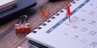 Kalender kerja penuh jadwal meeting yang perlu diaudit ulang