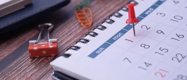 Kalender kerja penuh jadwal meeting yang perlu diaudit ulang