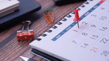 Kalender kerja penuh jadwal meeting yang perlu diaudit ulang