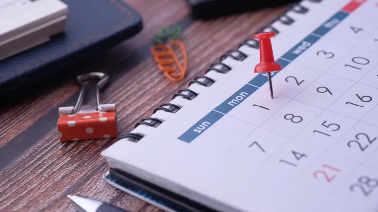 Kalender kerja penuh jadwal meeting yang perlu diaudit ulang
