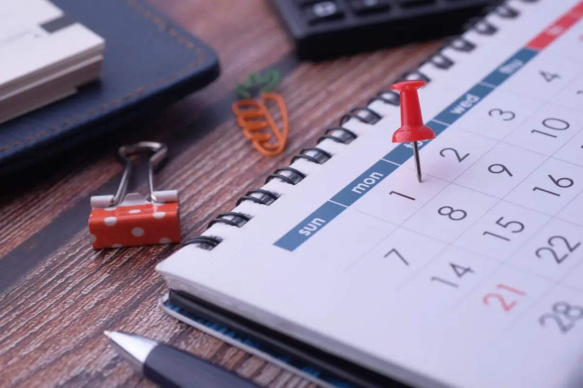 Kalender kerja penuh jadwal meeting yang perlu diaudit ulang