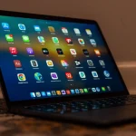 Layar dashboard dengan banyak ikon aplikasi kerja yang perlu didecluttering
