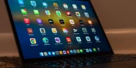 Layar dashboard dengan banyak ikon aplikasi kerja yang perlu didecluttering