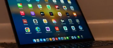 Layar dashboard dengan banyak ikon aplikasi kerja yang perlu didecluttering