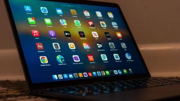 Layar dashboard dengan banyak ikon aplikasi kerja yang perlu didecluttering