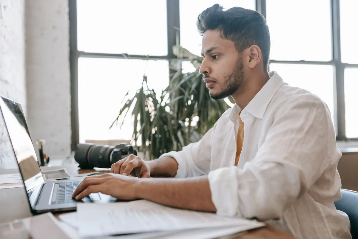 Profesional dengan growth mindset menganalisis data untuk pengambilan keputusan strategis