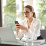 Layar smartphone penuh notifikasi aplikasi kerja yang mengganggu fokus