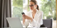 Layar smartphone penuh notifikasi aplikasi kerja yang mengganggu fokus