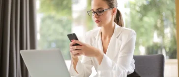 Layar smartphone penuh notifikasi aplikasi kerja yang mengganggu fokus