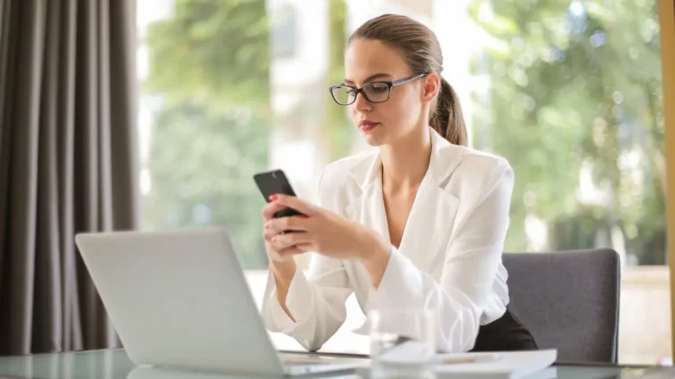 Layar smartphone penuh notifikasi aplikasi kerja yang mengganggu fokus