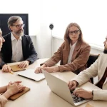 Komisaris indepenen - ilustrasi profesional senior sedang meeting serius di sebuah kantor.