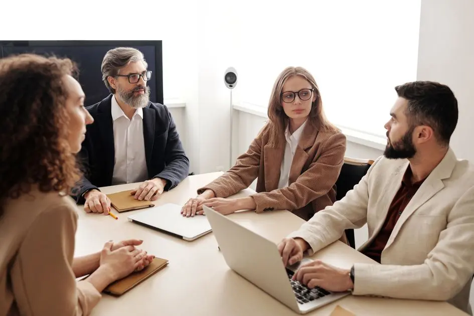 Komisaris indepenen - ilustrasi profesional senior sedang meeting serius di sebuah kantor.