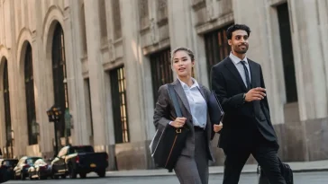 Perbandingan lateral move dan ganti perusahaan untuk mengatasi karier stuck