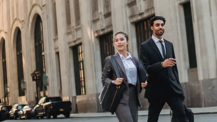 Perbandingan lateral move dan ganti perusahaan untuk mengatasi karier stuck