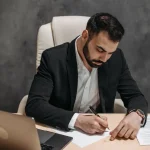 Eksekutif menulis artikel opini untuk membangun otoritas industri