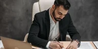 Eksekutif menulis artikel opini untuk membangun otoritas industri