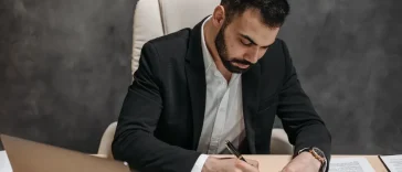 Eksekutif menulis artikel opini untuk membangun otoritas industri