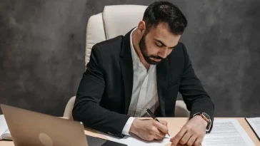 Eksekutif menulis artikel opini untuk membangun otoritas industri