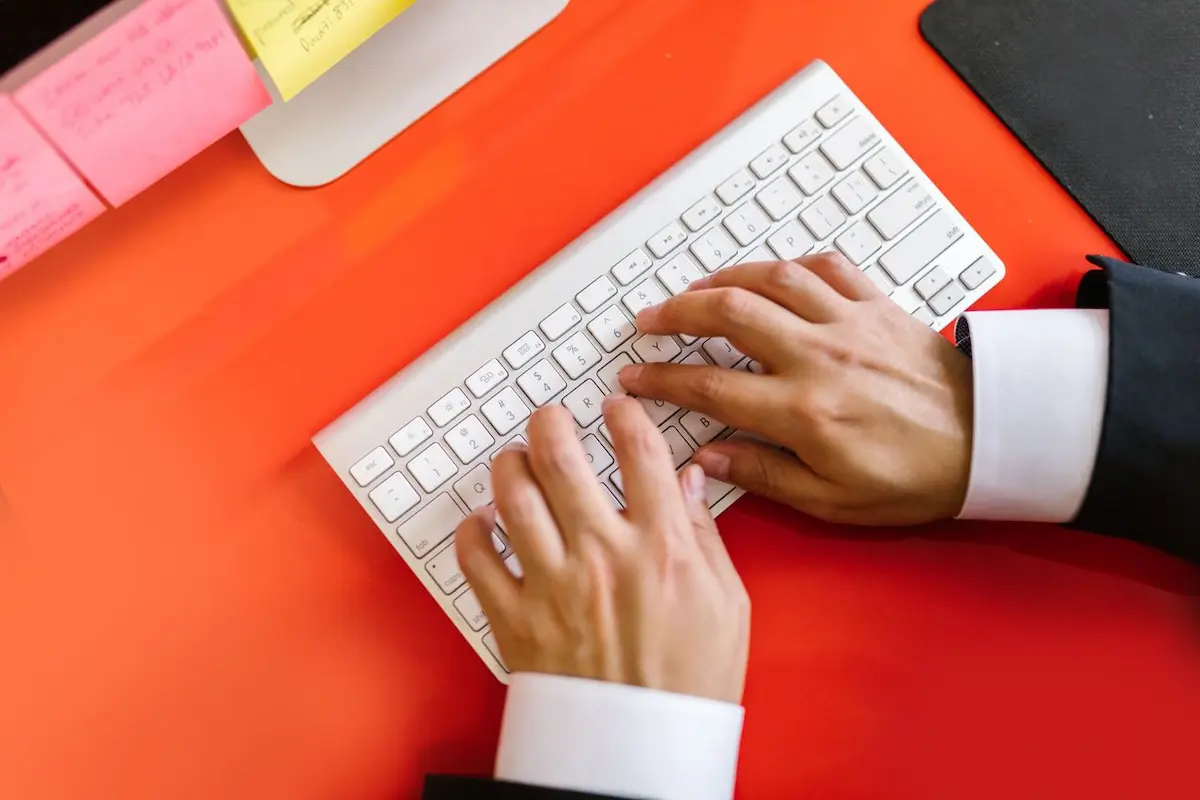 Cara menulis pesan async communication yang lengkap dan jelas